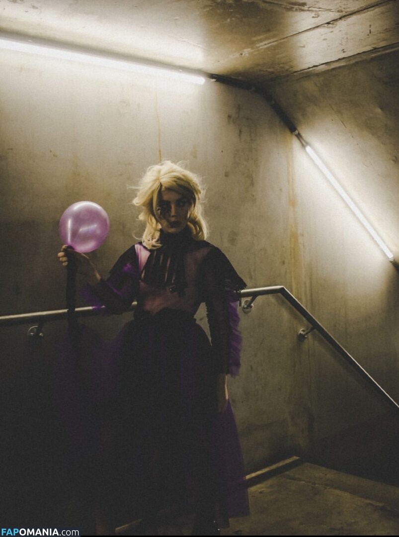 Izzy Phillips ヌード 流出写真 #16