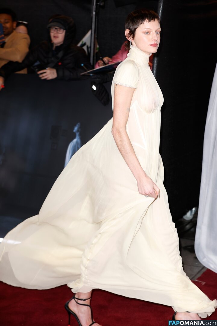 Emma Corrin / emmalouisecorrin ヌード OnlyFans  流出写真 #4