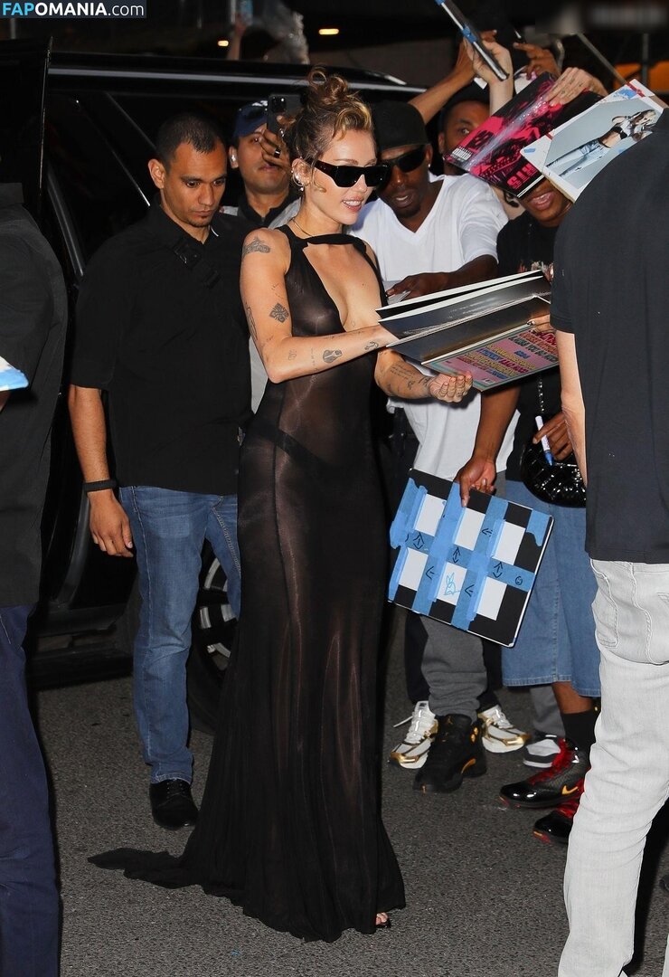 Miley Cyrus / https: / mileycyrus ヌード OnlyFans  流出写真 #10