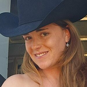 naughtyredfarmgirl