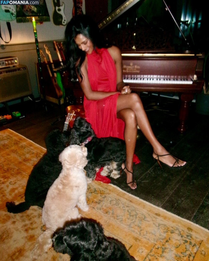 Simone Ashley / simoneashley ヌード OnlyFans  流出写真 #8