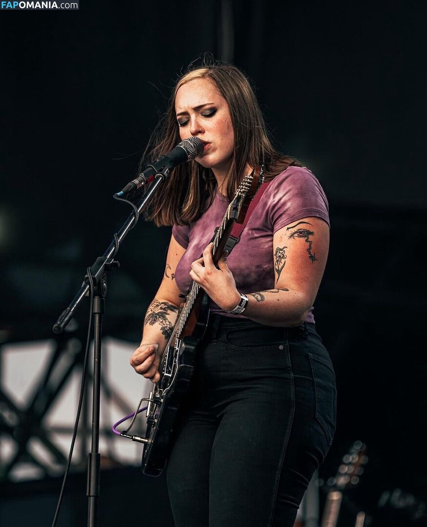 Soccer Mommy / Sophia Allison / soccermommyband ヌード OnlyFans  流出写真 #1